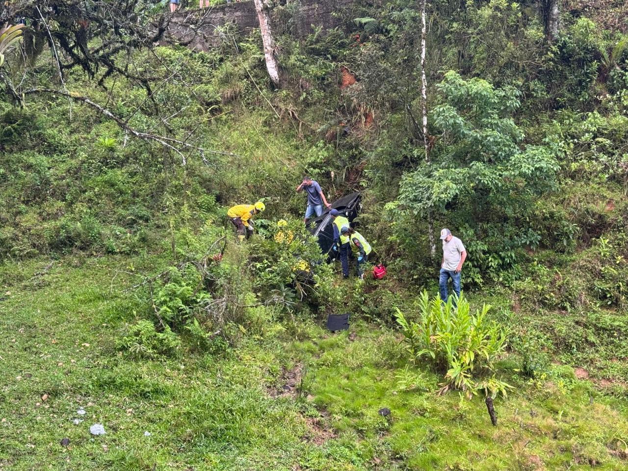 Veículo cai em ribanceira após colisão entre dois carros na Schramm