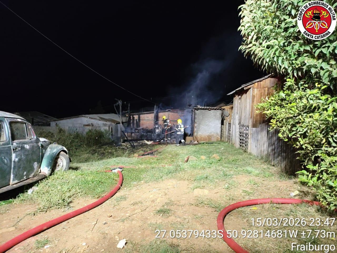 Incêndio em residência deixa jovem ferida em Fraiburgo