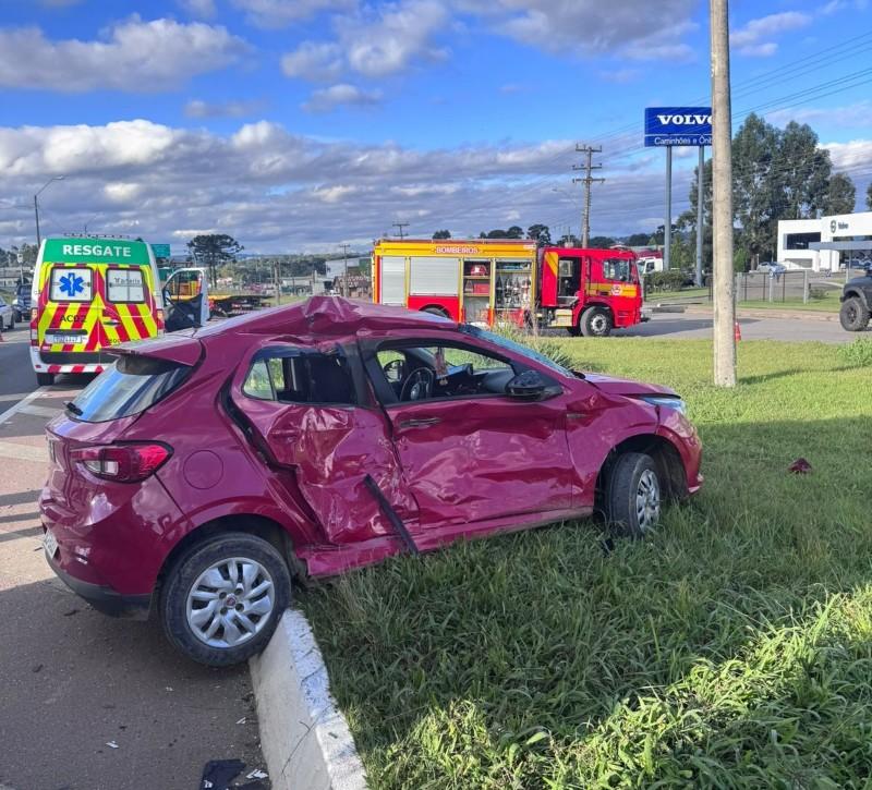 ​Colisão entre carro e caminhão deixa três feridos na BR-116 em Mafra