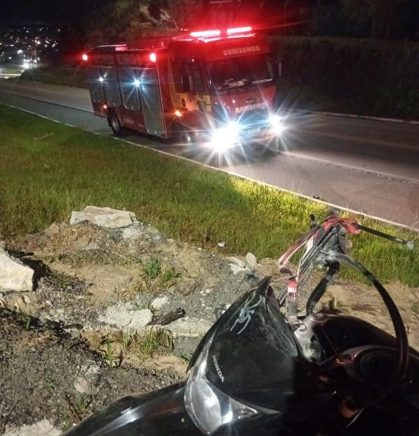 Colisão entre carro e moto deixa jovem ferido na BR-280 em Rio Negrinho