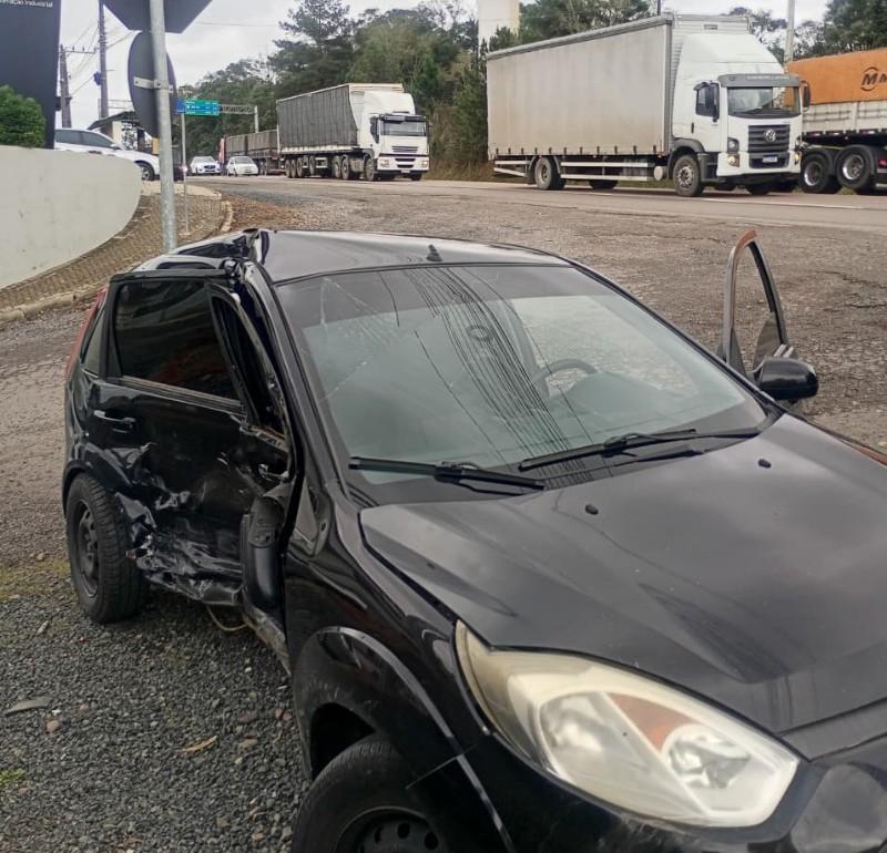 Colisão entre carros deixa motorista ferido na BR-280 em Rio Negrinho