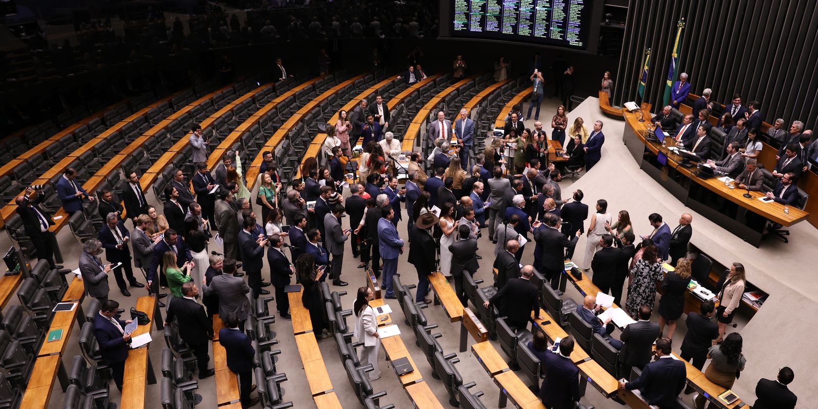 ​Congresso derruba veto e aprova PL que reduz penas de condenados pelo 8 de janeiro