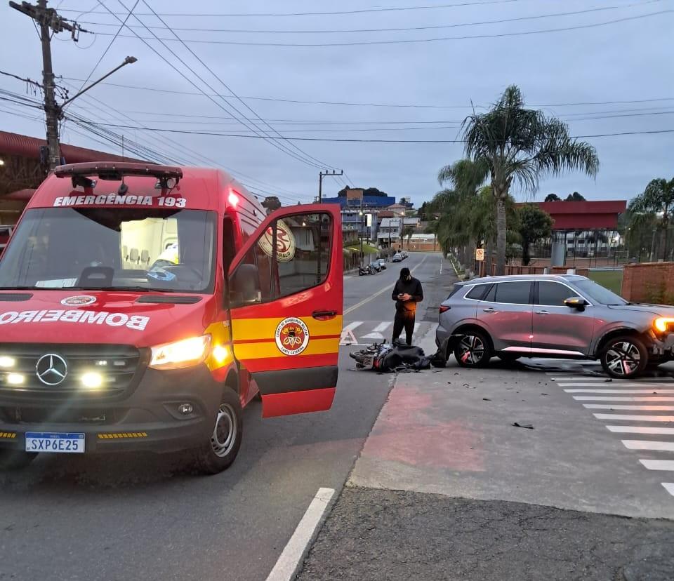  Motociclista fica ferida após colisão com carro no Colonial