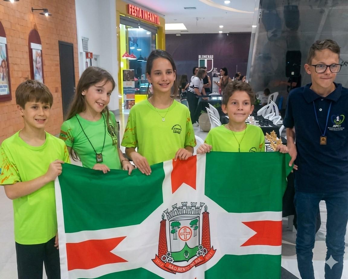 Xadrez de São Bento brilha em Blumenau e irmãos são destaque no pódio