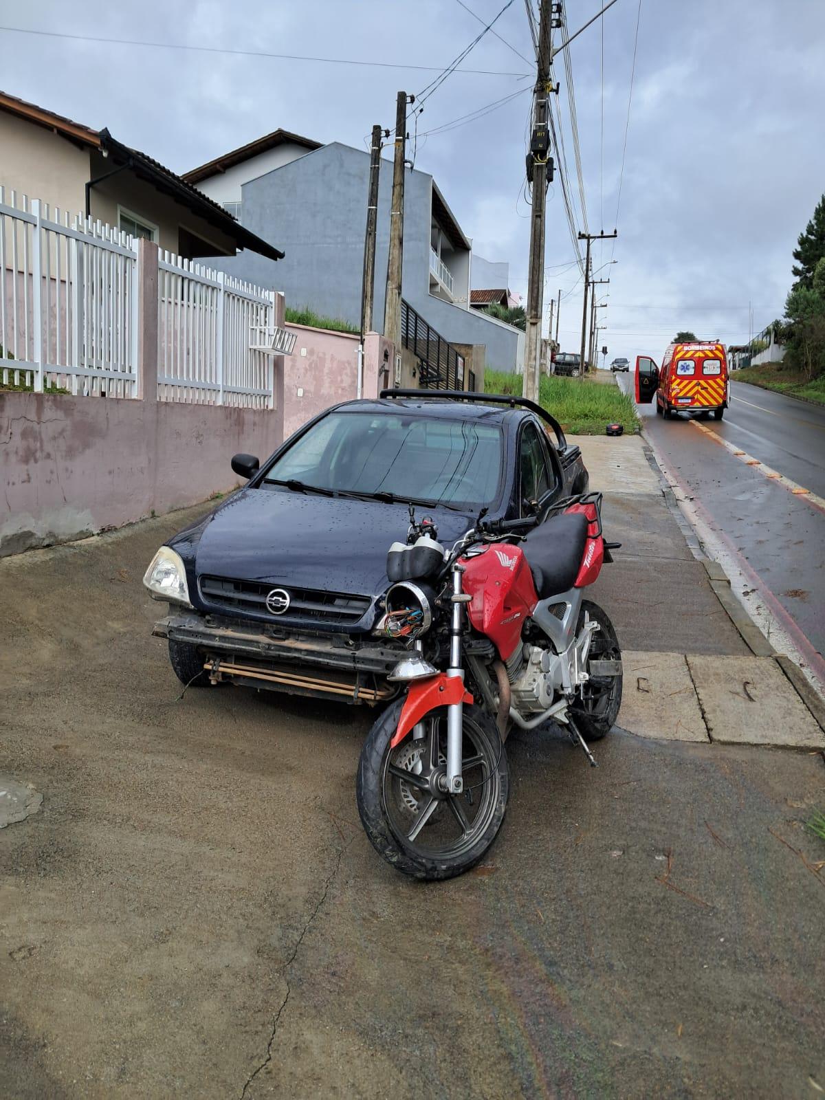  Acidente entre carro e moto deixa jovem ferido em São Bento do Sul