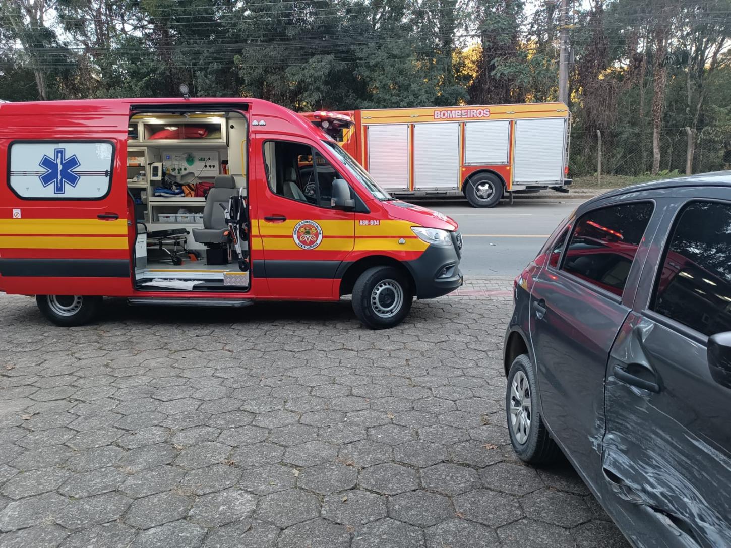 Colisão entre carros deixa jovem ferida no bairro 25 de Julho