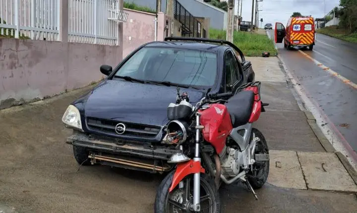  Acidente entre carro e moto deixa jovem ferido em São Bento do Sul