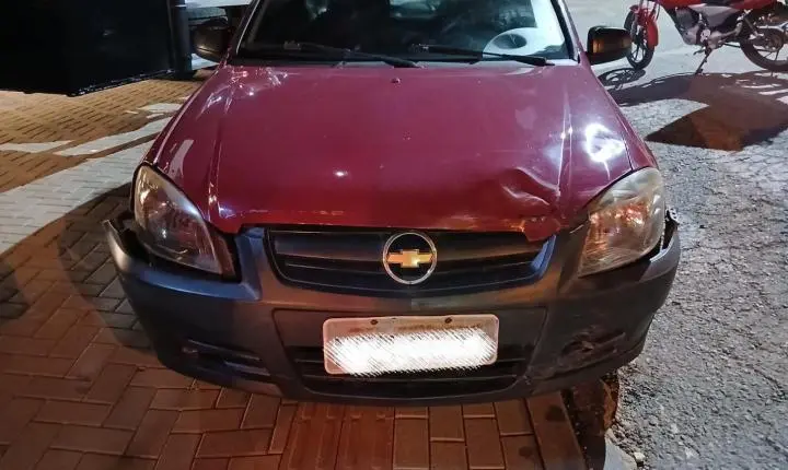 Acidente entre carro e moto deixa motociclista ferido na Avenida São Bento 