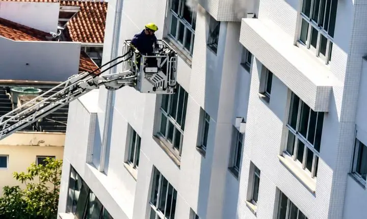 ​Bombeiros resgatam mulher e crianças de incêndio em Balneário Camboriú