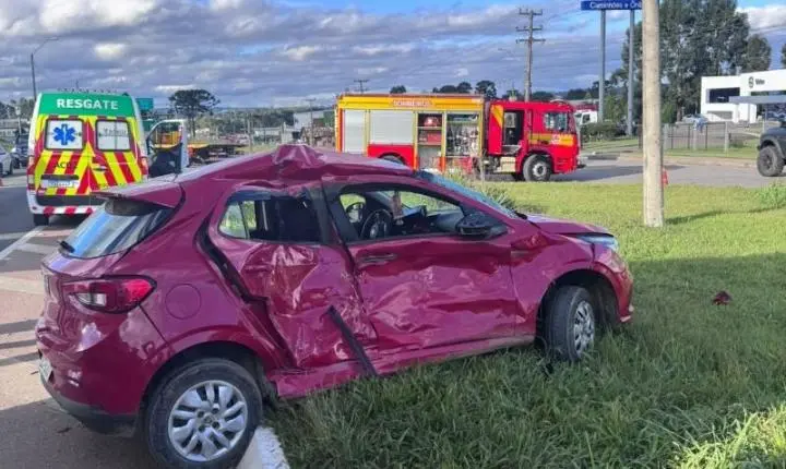 ​Colisão entre carro e caminhão deixa três feridos na BR-116 em Mafra