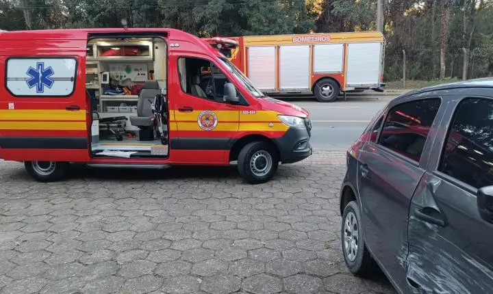 Colisão entre carros deixa jovem ferida no bairro 25 de Julho