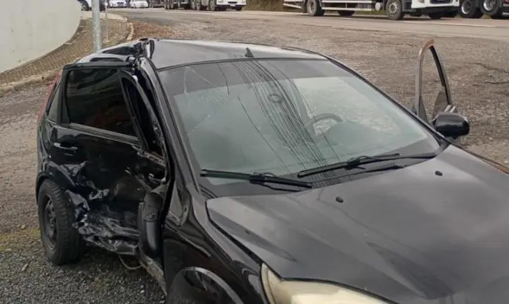 Colisão entre carros deixa motorista ferido na BR-280 em Rio Negrinho