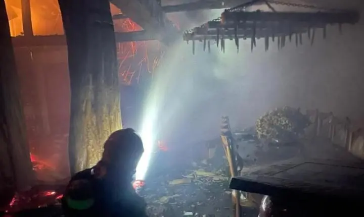 Incêndio destrói residência em condomínio de Campo Alegre durante a madrugada