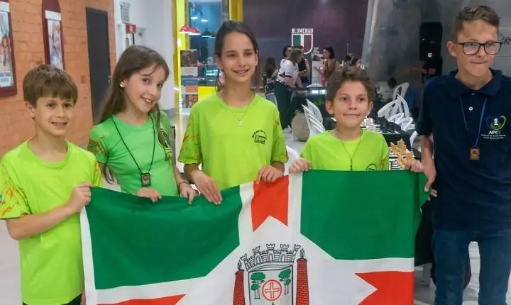Xadrez de São Bento brilha em Blumenau e irmãos são destaque no pódio